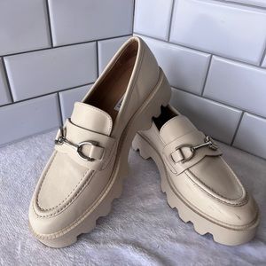 Chelsea & Violet Vera Leather Loafers Cream 8.5B Slip On‎ Lug Sole Platform